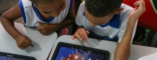 Meninos utilizando a plataforma da Tech4Kids